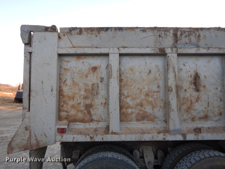 image for item DE2504 1992 Ford L8000  dump truck