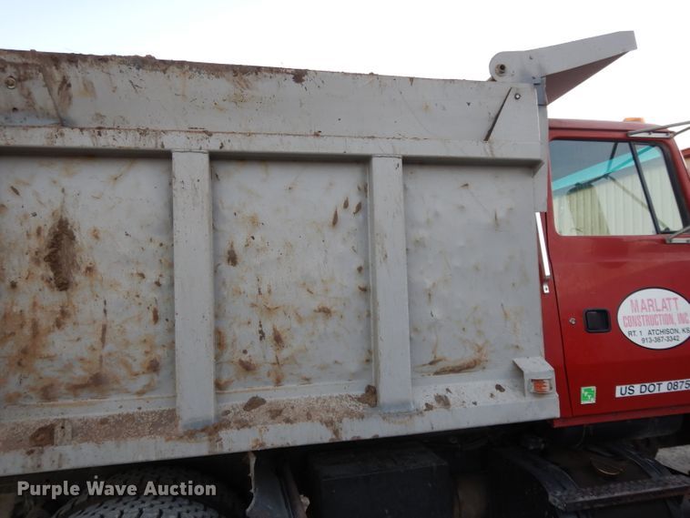 image for item DE2504 1992 Ford L8000  dump truck