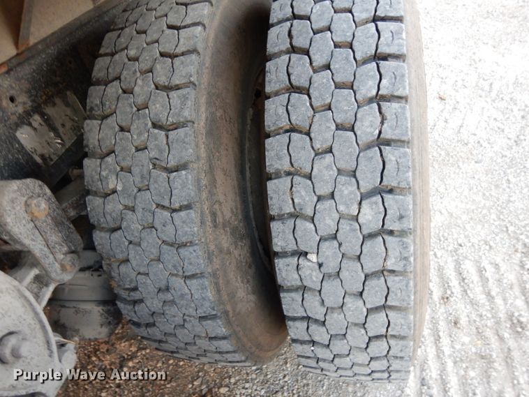 image for item DE2504 1992 Ford L8000  dump truck