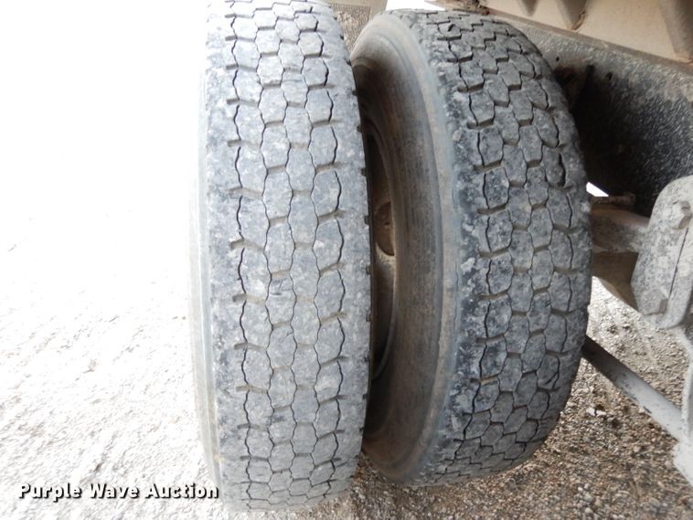 image for item DE2504 1992 Ford L8000  dump truck