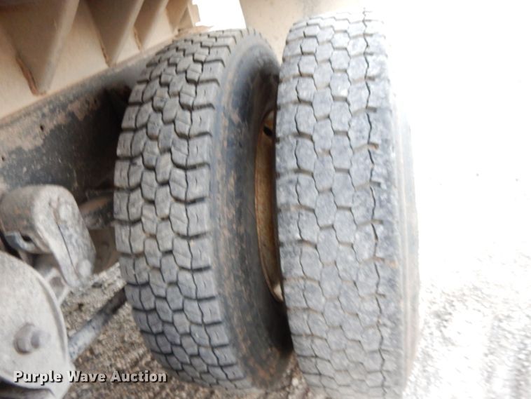 image for item DE2504 1992 Ford L8000  dump truck