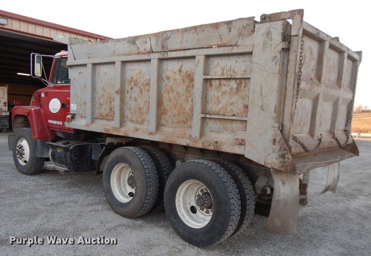 image for item DE2505 1993 Ford L8000  dump truck