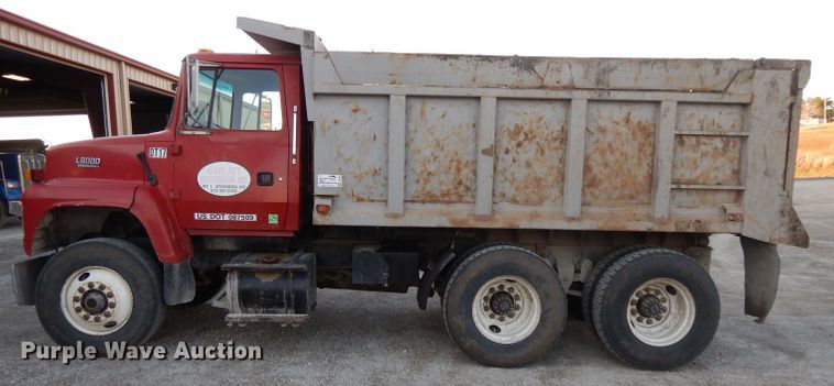 image for item DE2505 1993 Ford L8000  dump truck