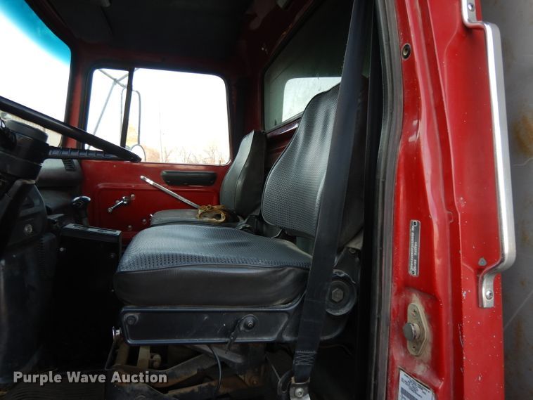 image for item DE2505 1993 Ford L8000  dump truck