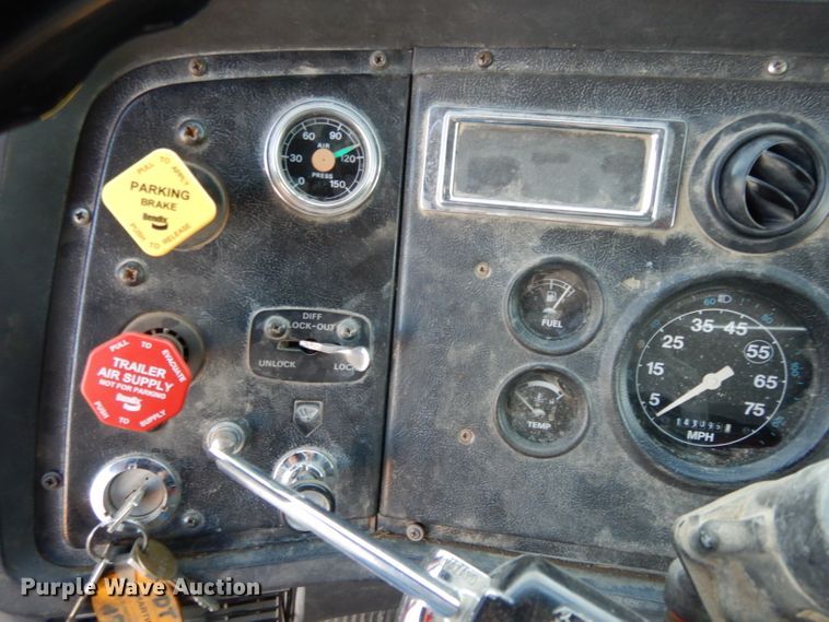 image for item DE2505 1993 Ford L8000  dump truck