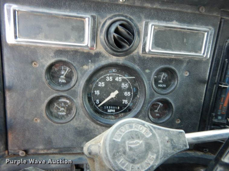 image for item DE2505 1993 Ford L8000  dump truck