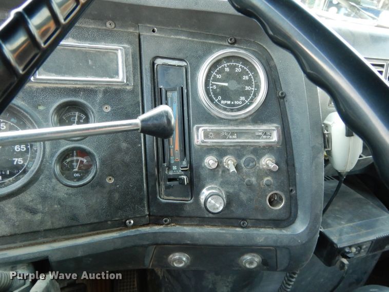 image for item DE2505 1993 Ford L8000  dump truck