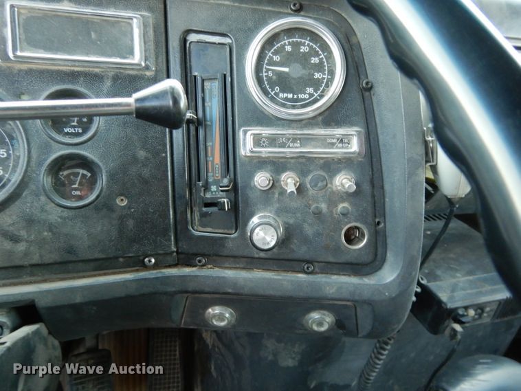 image for item DE2505 1993 Ford L8000  dump truck