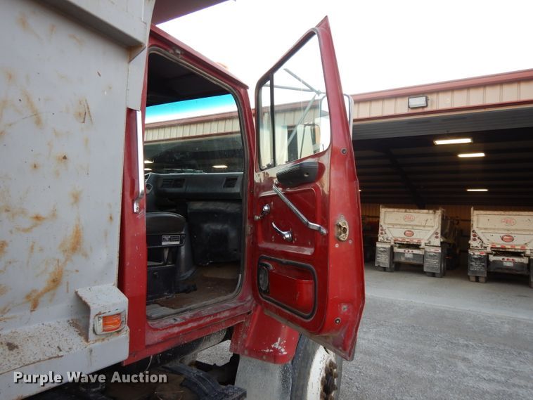 image for item DE2505 1993 Ford L8000  dump truck