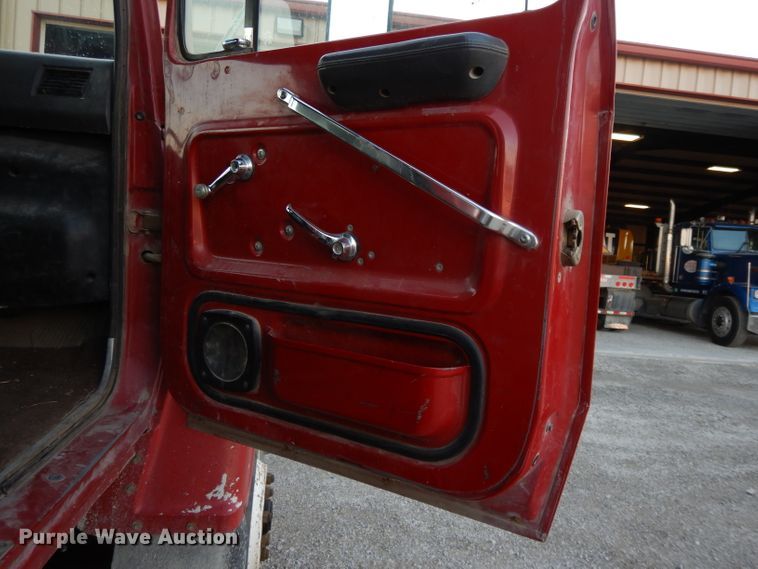 image for item DE2505 1993 Ford L8000  dump truck