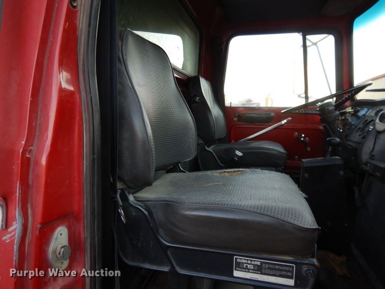 image for item DE2505 1993 Ford L8000  dump truck