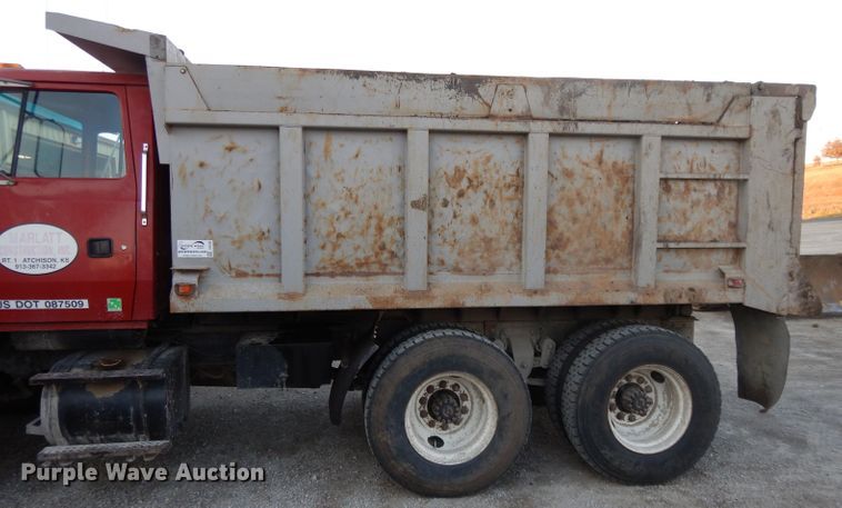 image for item DE2505 1993 Ford L8000  dump truck