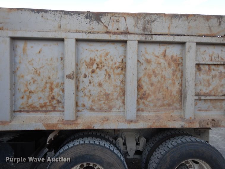 image for item DE2505 1993 Ford L8000  dump truck