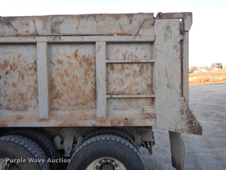 image for item DE2505 1993 Ford L8000  dump truck