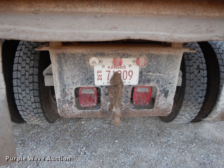 image for item DE2505 1993 Ford L8000  dump truck