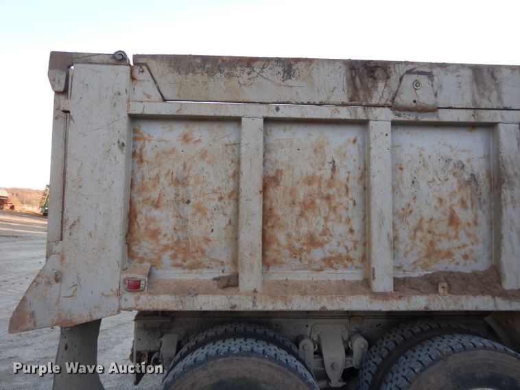 image for item DE2505 1993 Ford L8000  dump truck