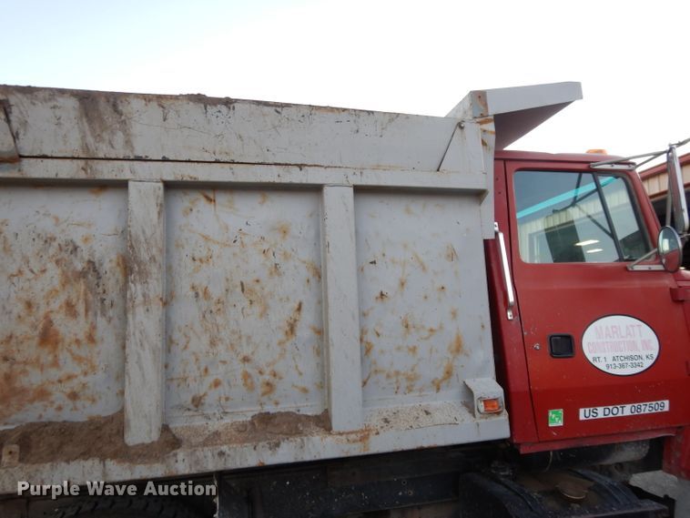 image for item DE2505 1993 Ford L8000  dump truck