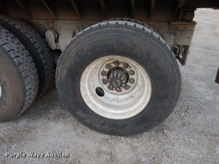 image for item DE2505 1993 Ford L8000  dump truck