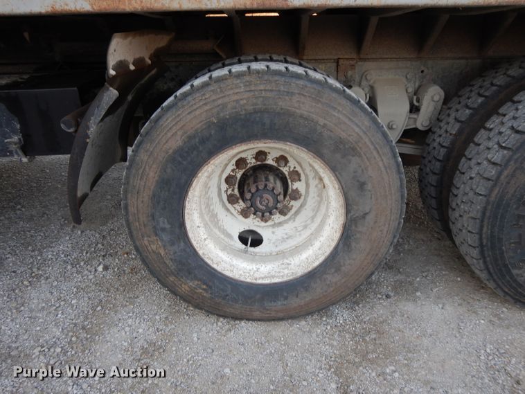 image for item DE2505 1993 Ford L8000  dump truck