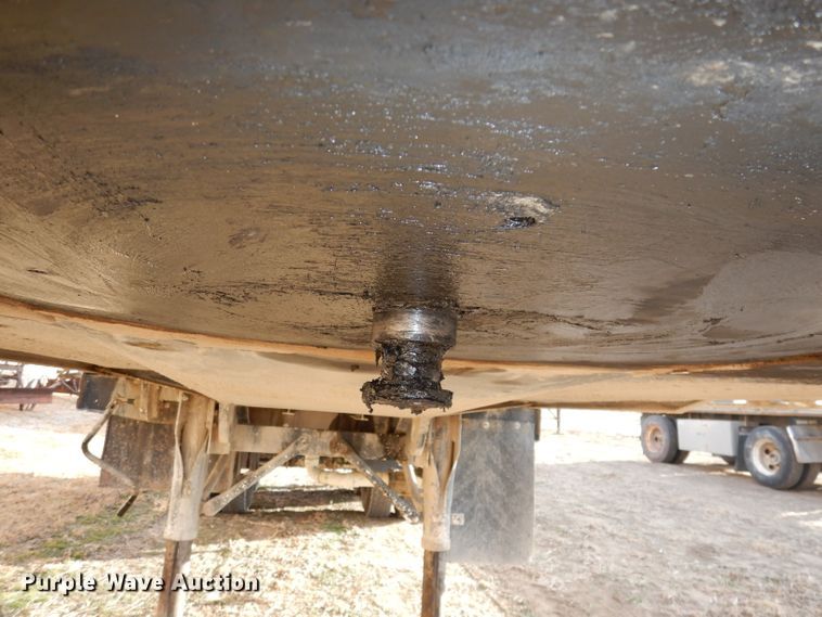 image for item DE2508 1980 Fontaine flatbed trailer with nurse tank