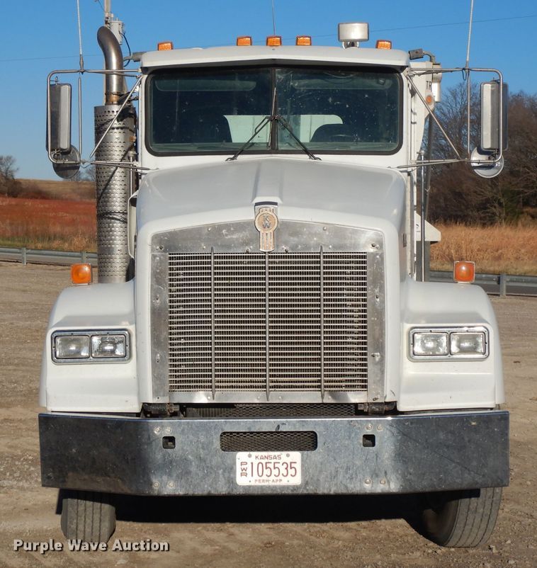 image for item DE2510 1997 Kenworth T800  semi truck