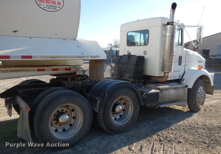 image for item DE2510 1997 Kenworth T800  semi truck