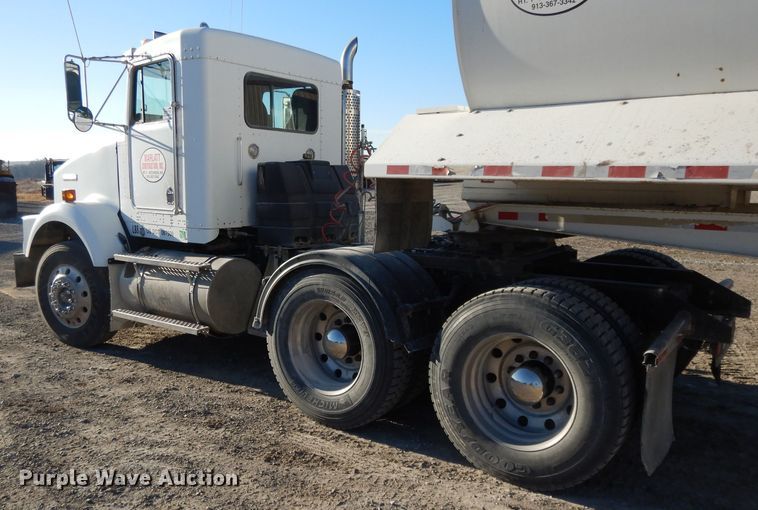 image for item DE2510 1997 Kenworth T800  semi truck