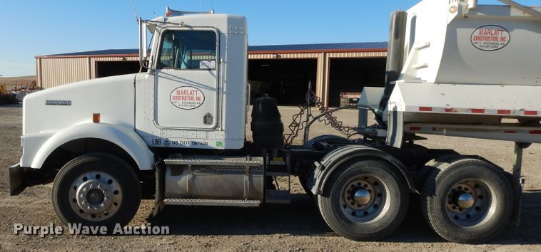 image for item DE2510 1997 Kenworth T800  semi truck