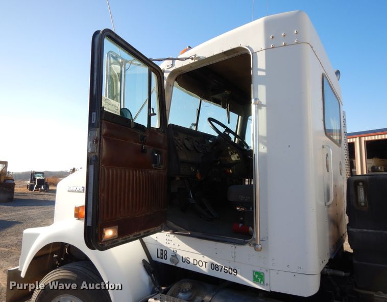 image for item DE2510 1997 Kenworth T800  semi truck