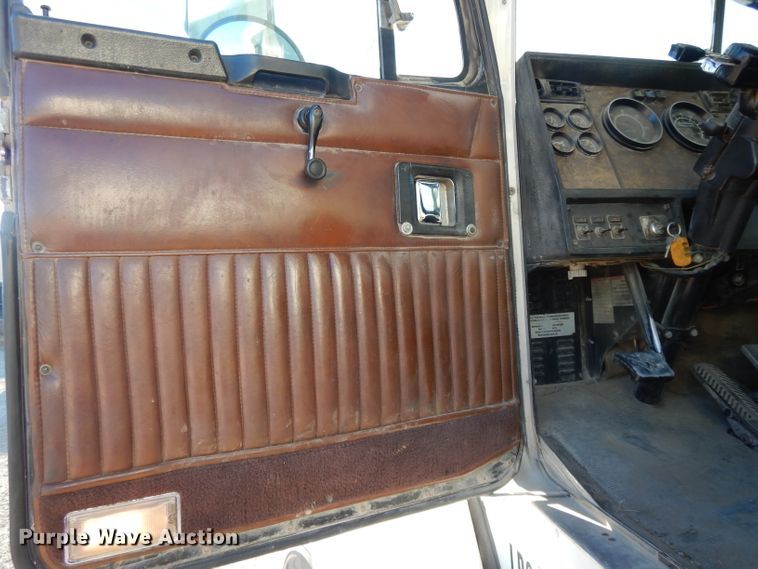 image for item DE2510 1997 Kenworth T800  semi truck