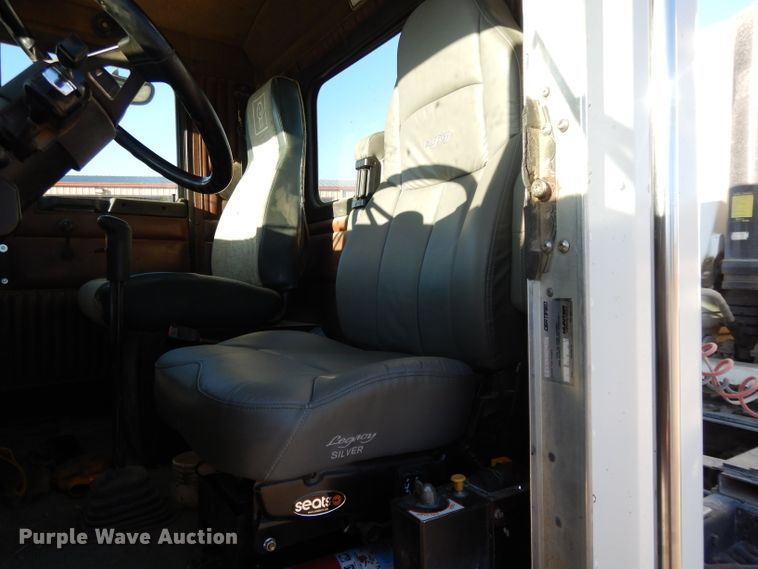 image for item DE2510 1997 Kenworth T800  semi truck