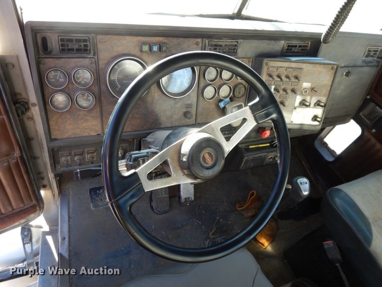 image for item DE2510 1997 Kenworth T800  semi truck