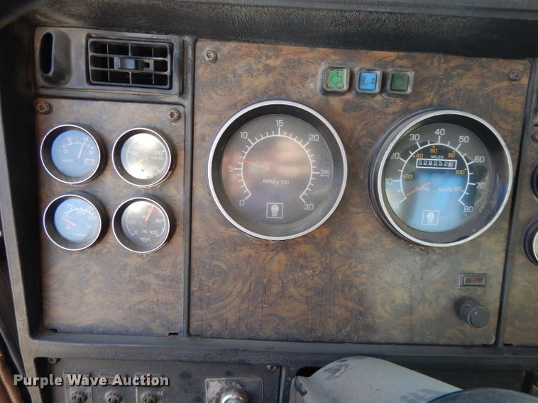 image for item DE2510 1997 Kenworth T800  semi truck