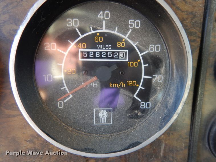 image for item DE2510 1997 Kenworth T800  semi truck