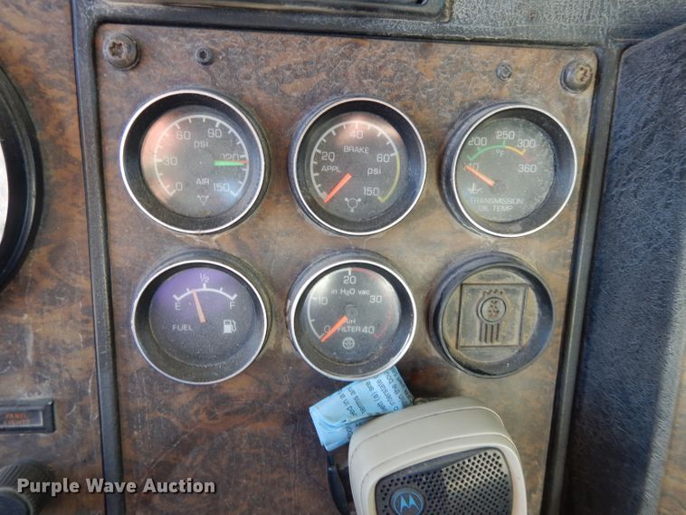 image for item DE2510 1997 Kenworth T800  semi truck