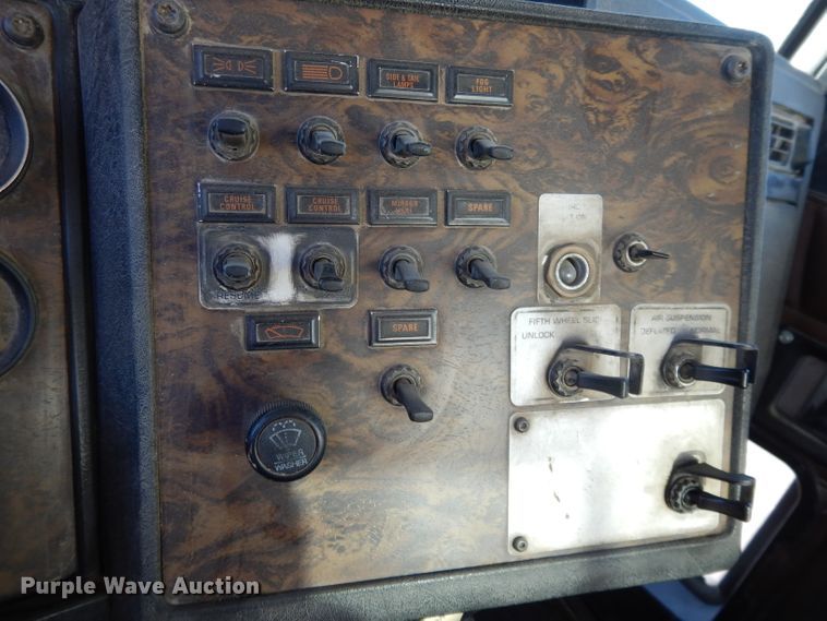 image for item DE2510 1997 Kenworth T800  semi truck