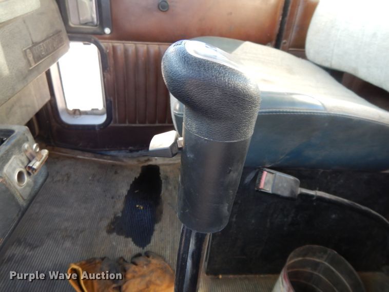 image for item DE2510 1997 Kenworth T800  semi truck