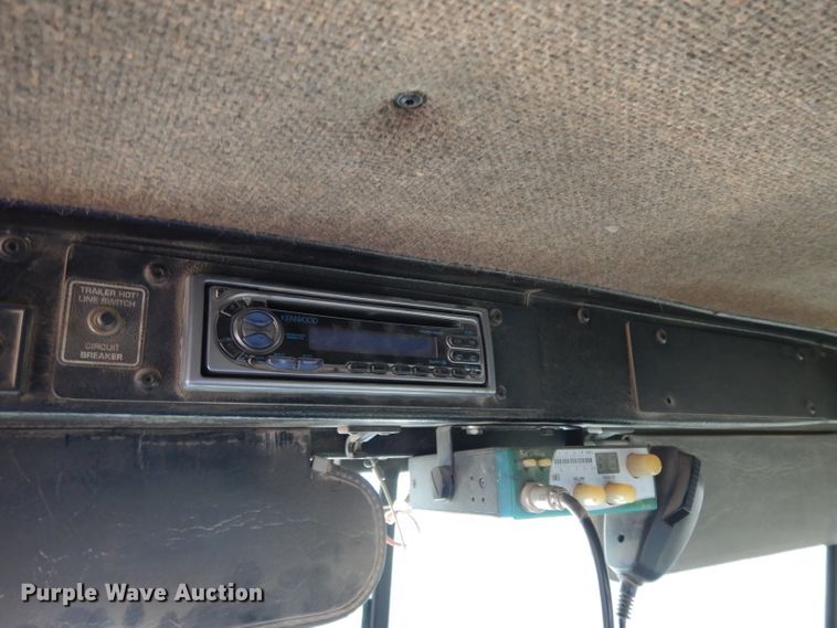 image for item DE2510 1997 Kenworth T800  semi truck