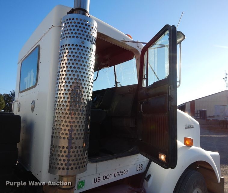 image for item DE2510 1997 Kenworth T800  semi truck
