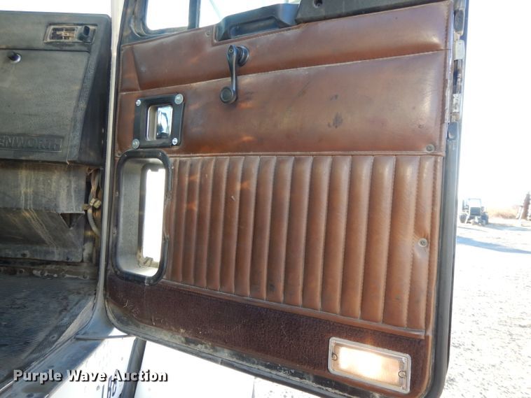 image for item DE2510 1997 Kenworth T800  semi truck