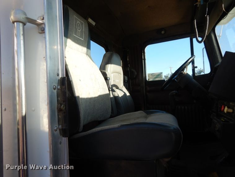 image for item DE2510 1997 Kenworth T800  semi truck