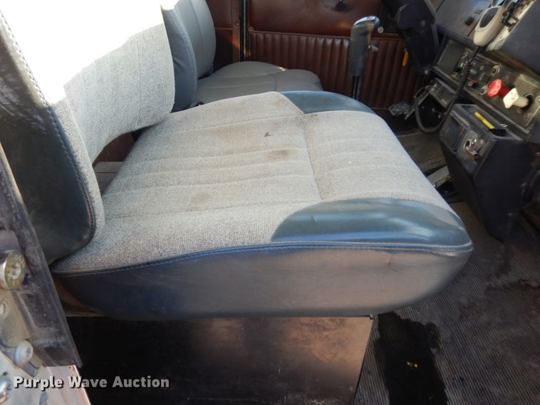 image for item DE2510 1997 Kenworth T800  semi truck