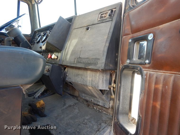 image for item DE2510 1997 Kenworth T800  semi truck