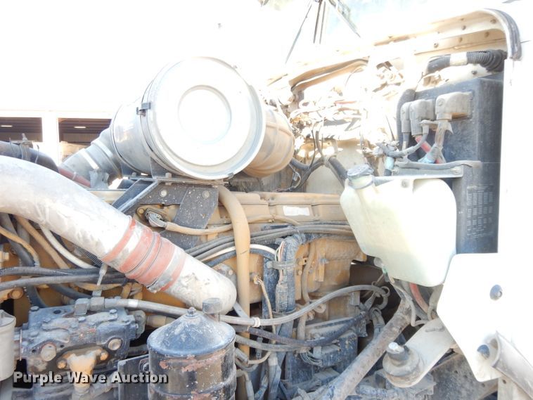 image for item DE2510 1997 Kenworth T800  semi truck