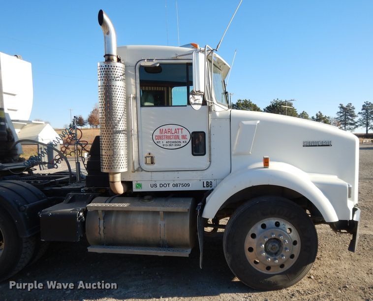 image for item DE2510 1997 Kenworth T800  semi truck