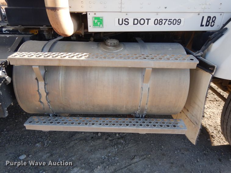 image for item DE2510 1997 Kenworth T800  semi truck