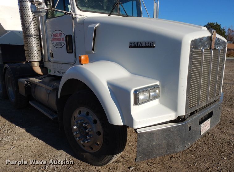image for item DE2510 1997 Kenworth T800  semi truck
