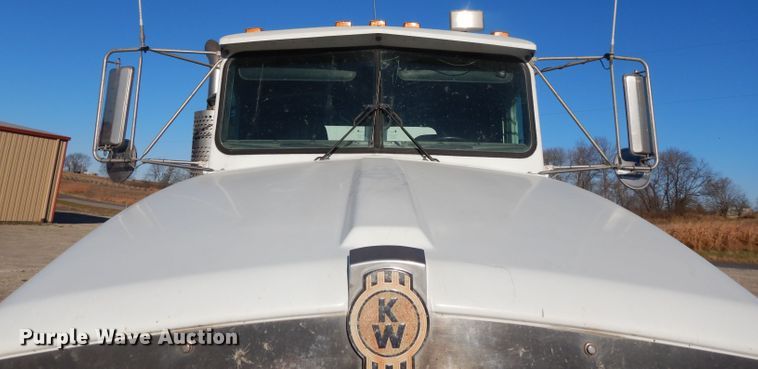 image for item DE2510 1997 Kenworth T800  semi truck