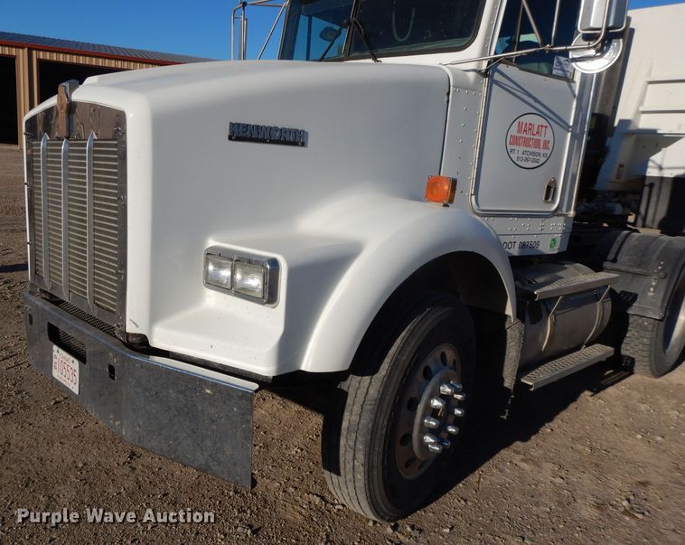 image for item DE2510 1997 Kenworth T800  semi truck