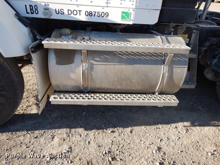 image for item DE2510 1997 Kenworth T800  semi truck